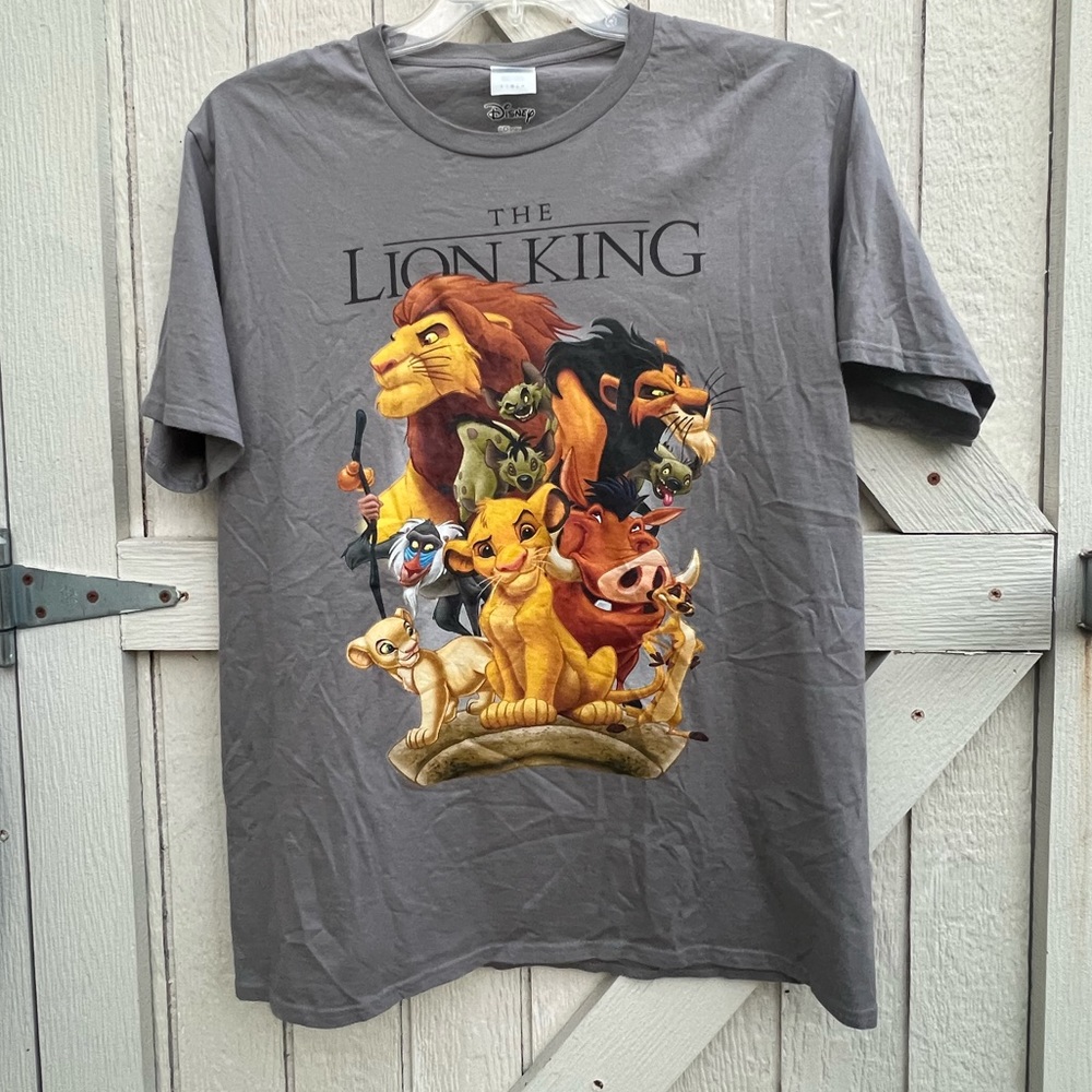 Disney’s The Lion King Large gray short sleeve shirt